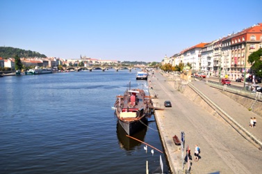 プラハにて、広大なヴルダヴァ川